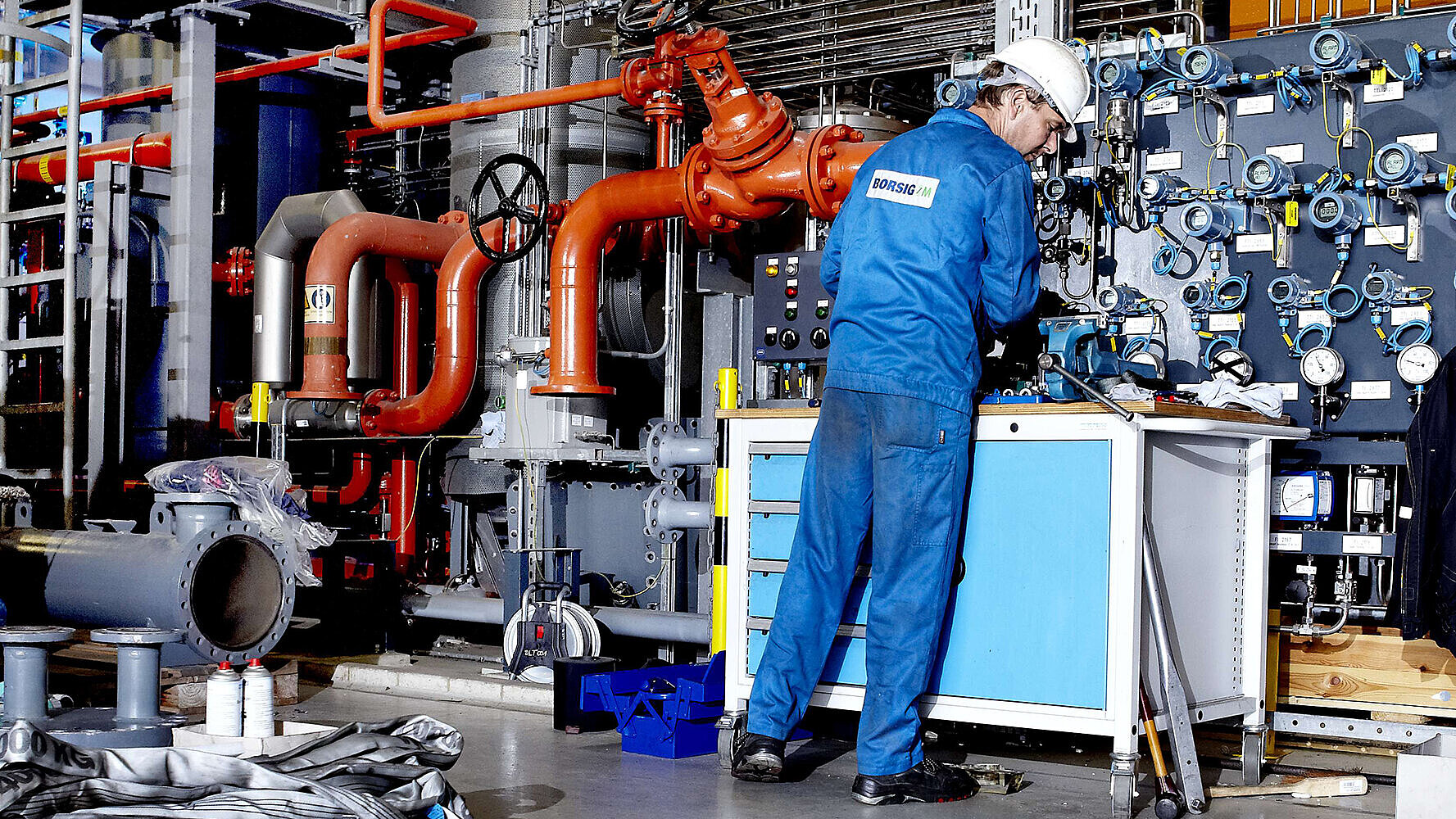 An employee of BZM can be seen at the workbench in the assembly hall.