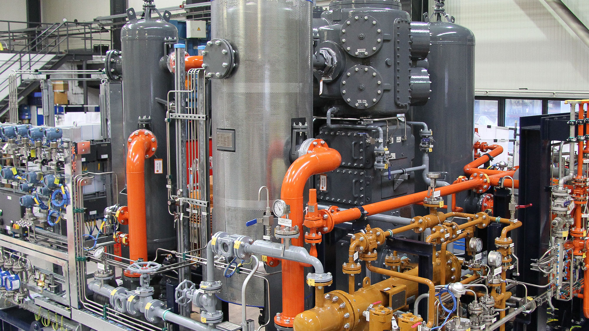 Vertical 4-crank piston compressor for hydrogen liquification